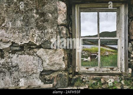 Vista attraverso la finestra della casa dei crofters abbandonati, isola di Lewis e Harris, Ebridi Esterne, Scozia Foto Stock