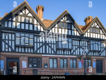 Ufficio postale e vecchio legno e edifici in mattoni lungo oxted high street surrey Foto Stock