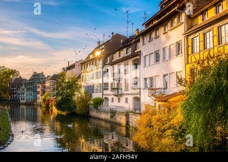 New Scenic 5 posti e iconico paesaggio urbano del centro storico Petite France distretto, centro cittadino di Strasburgo, in un assolato pomeriggio tardi. Case lungo il fiume Ill. Foto Stock