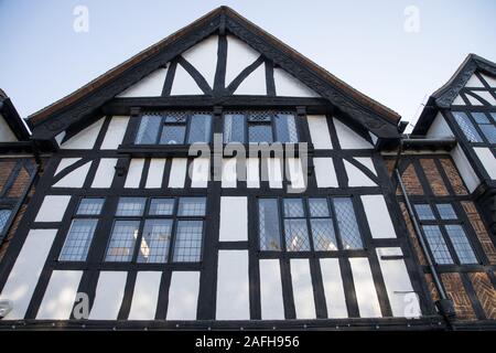 Il vecchio in bianco e nero di legname e di edifici in mattoni lungo oxted high street surrey Foto Stock