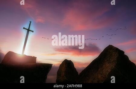 Scena di fantasia di Re Artù leggendaria Excalibur, incandescente spada magica in una pietra o roccia al tramonto. 3D rendering illustrazione con copia spazio. Foto Stock