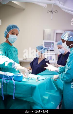 Surgical Team lavorando sul paziente in ospedale teatro operativo Foto Stock