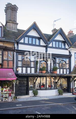 Vecchi edifici in legno lungo oxted high street surrey Foto Stock