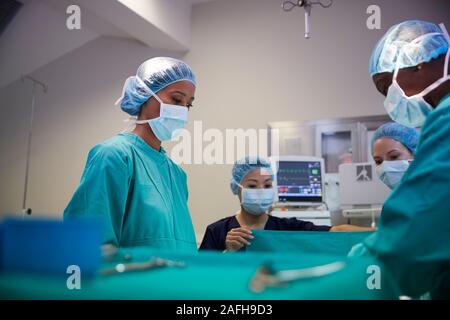 Surgical Team lavorando sul paziente in ospedale teatro operativo Foto Stock