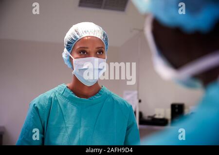 Surgical Team lavorando sul paziente in ospedale teatro operativo Foto Stock