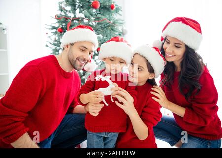 Close-up verticale di quattro bella attraente bella idilliaco pieno foster grande affettuoso allegro famiglia amichevole celebrando newyear godendo nazionali Foto Stock