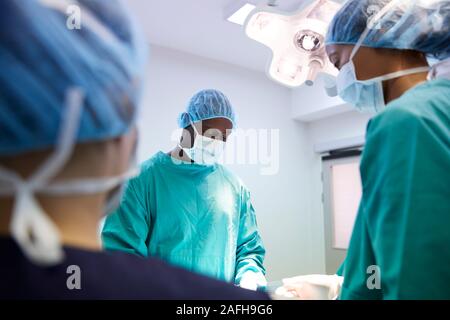 Surgical Team lavorando sul paziente in ospedale teatro operativo Foto Stock