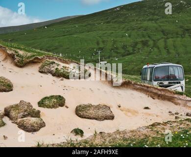 Abbandonato scartato pullman sopra la spiaggia di Scarista sulla costa occidentale dell'Isola di Harris, Ebridi Esterne, Scozia Foto Stock