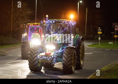 Gli agricoltori da Leicestershire e Warwickshire hanno tenuto il loro primo trattore tour di Natale. A partire dal Sheepy Magna hanno girato villaggi locali. Foto Stock