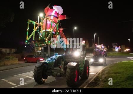 Gli agricoltori da Leicestershire e Warwickshire hanno tenuto il loro primo trattore tour di Natale. A partire dal Sheepy Magna hanno girato villaggi locali. Foto Stock