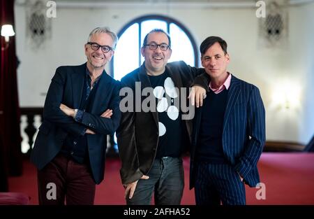 Berlino, Germania. Xvi Dec, 2019. Oliver Reese (l-r), direttore artistico del Berliner Ensemble, Barrie Kosky, direttore e direttore artistico della Komische Oper di Berlino e conduttore Benzwi Adam sarà presente in occasione di una conferenza stampa presso il Berliner Ensemble. Stadi Kosky una nuova produzione del Threepenny Opera di Bertolt Brecht e Kurt Weill presso il Berliner Ensemble. La premiere sarà celebrata nei primi mesi del 2021. Credito: Bernd von Jutrczenka/dpa/Alamy Live News Foto Stock