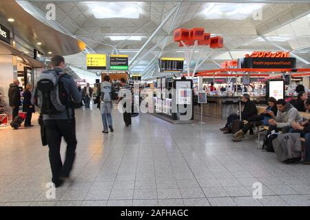 LONDON, Regno Unito - 16 Maggio 2012: i viaggiatori di attendere presso l'aeroporto di Stansted di Londra. È stato il quarto aeroporto più trafficato della Gran Bretagna con 17,4 milioni di passeggeri. Foto Stock