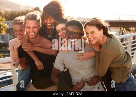 Sorridente giovani amici a piedi insieme all'aperto Foto Stock