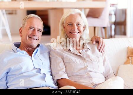 Senior Bianco matura in un momento di relax a casa, sorridente alla telecamera, vista frontale, close up Foto Stock