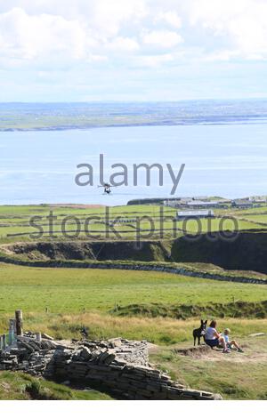 Un drone passa sopra una donna e un ragazzo in Clare Irlanda Foto Stock