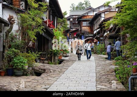 MAGOME, Giappone - 2 Maggio 2012: la gente visita la città vecchia di Magome. Magome-juku è una storica città post del famoso sentiero Nakasendo tra Kyoto e Edo. Foto Stock