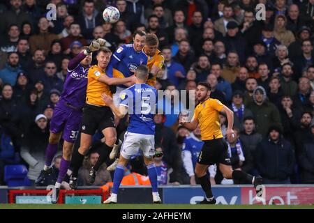 Anssi Jaakkola di Bristol Rovers punzoni la sfera chiara sotto pressione da sarà Keane di Ipswich Town - Ipswich Town v Bristol Rovers, Cielo lega Bet One, Portman Road, Ipswich, Regno Unito - 14 dicembre 2019 solo uso editoriale - DataCo restrizioni si applicano Foto Stock