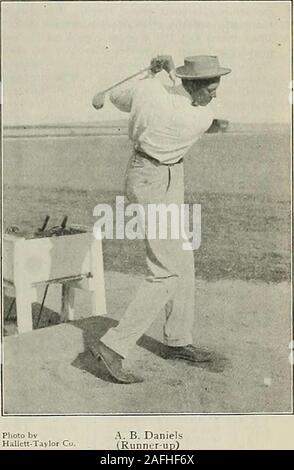 . Campo occidentale. e avrà il suo nome en-scavata sul grande argento battuto brocca whichconstitutes campionato trofeo. Questo trophywas ha vinto nel 1905 da Walter Fairbanks di Denver,che è stata cliami)ione del Southern Califorina andrunner-up per il campionato del Pacifico CoastGolf Associazione. Nel 1906 è stato vinto da JamesGardner di Coronado. Il campione di ogni anno riceve un solido replica di argento del campionato trofeo che m ust essere vinto tre limette da parte dello stesso giocatore di golf prima di essere venuta di sua proprietà. A. B. Dan- iels di Denver, z s runner-up, vince la medaglia d argento del Coronado co u Foto Stock