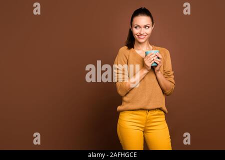 Foto di allegro carino bella affascinante piuttosto dolce millenario holding tazza da caffè con mani toothily sorridente raggiante godendo di gusto isolate su Foto Stock