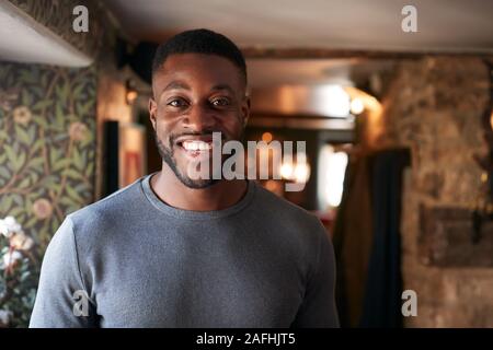 Ritratto di sorridente receptionist maschio lavora al Check In Foto Stock