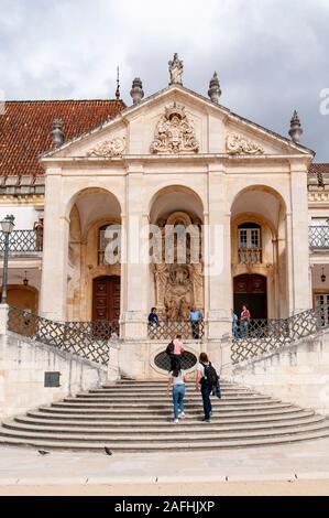 Facoltà di Giurisprudenza in via Latina edificio all Università di Coimbra cortile, Coimbra, Portogallo Foto Stock