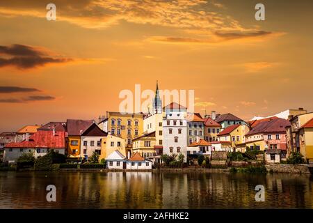 Jindrichuv Hradec paesaggio panoramico con Vajgar stagno in primo piano su un tramonto. Repubblica ceca. Foto Stock