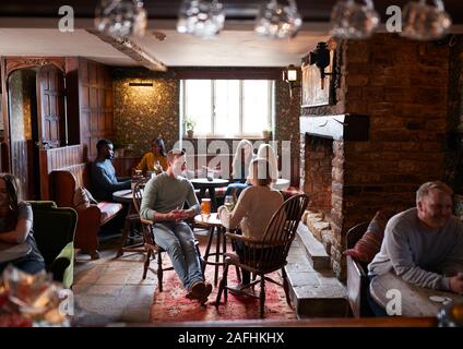 Due sale riunioni per pranzo bevande nel tradizionale Pub Inglese Foto Stock