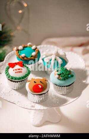 Stagionale festa di Natale mini dessert tortine nel tradizionale rosso verde simboli decorativi elementi Foto Stock