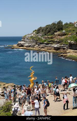 La gente che camminava sul Bondi scultura di mare a piedi da Bondi a Tamarama spiagge di Sydney Australia Foto Stock