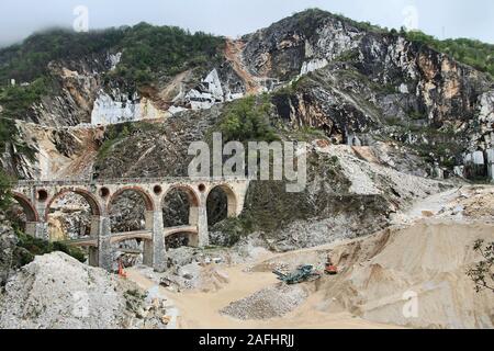 Carrara, Italia - Cava di marmo di Fantiscritti valley. Ponte di Miseglia. Alpi Apuane montagne. Foto Stock