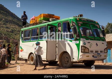 Etiopia, Tigray, Wukro, Abraha Atsbeha village, mercato settimanale, bus locale Foto Stock