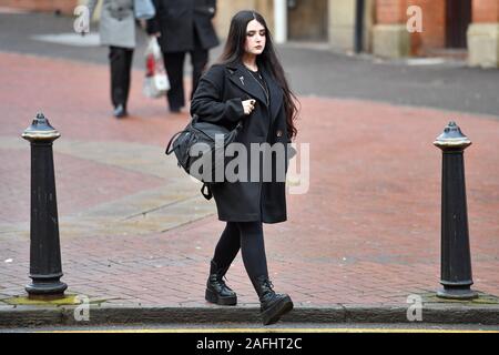 Alice taglierina, 22, che nega l'appartenenza dell'azione nazionale, un bandito neo-nazi gruppo terroristico, arrivando a Birmingham Crown Court. Foto Stock