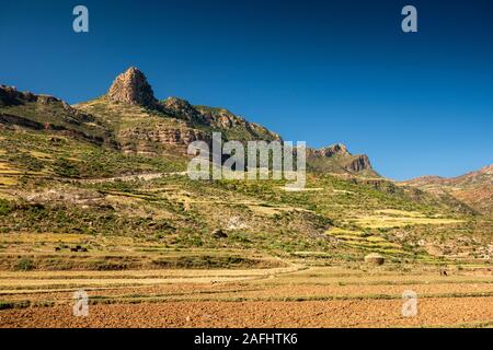 Etiopia, Tigray, Enda Madhanialam, Hiwane, campi agricoli preparato per la semina nel paesaggio roccioso Foto Stock