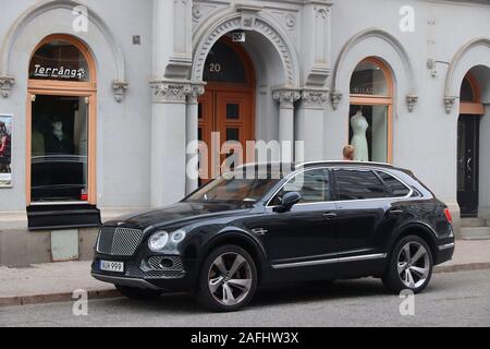 Stoccolma, Svezia - 24 agosto 2018: Bentley Bentayga lusso crossover SUV parcheggiato a Stoccolma, Svezia. Ci sono 4,8 milioni di autovetture registere Foto Stock