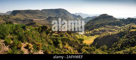 Etiopia, Tigray, K'Eyih, a schiera campi agricoli nel paesaggio spettacolare al tempo del raccolto, panoramica Foto Stock