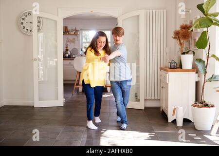 Giovani sindrome Downs giovane avendo divertimento Dancing a casa insieme Foto Stock