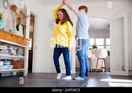 Giovani sindrome Downs giovane avendo divertimento Dancing a casa insieme Foto Stock