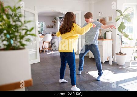 Giovani sindrome Downs giovane avendo divertimento Dancing a casa insieme Foto Stock