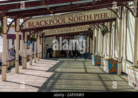 BLACKPOOL, Regno Unito - 12 agosto: Questo è il Blackpool North Pier, una popolare attrazione turistica lungo il lungomare su agosto 12, 2019 in bianco e nero Foto Stock