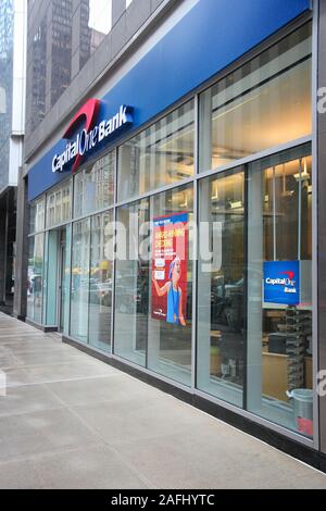 NEW YORK, Stati Uniti d'America - 10 giugno 2013: capitale una filiale di banca a New York. Capital One esiste dal 1988, impiega 39,593 persone (2012) e aveva US$ 21,4 billi Foto Stock