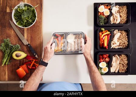 Tettuccio di tiro dell'uomo lotto di preparazione di cibi sani a casa in cucina Foto Stock