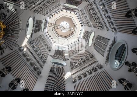 LEEDS, Regno Unito - 13 agosto: questo è l'interno del Royal Armouries Museum, una popolare destinazione turistica il 13 agosto 2019 a Leeds Foto Stock