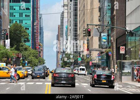 NEW YORK, Stati Uniti d'America - luglio 4, 2013: la gente a piedi lungo la 42nd Street a New York. Quasi 19 milioni di persone vivono in area metropolitana di New York City. Foto Stock