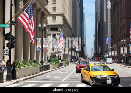 CHICAGO, Stati Uniti d'America - 27 giugno 2013: la gente a piedi nel centro di Chicago. Chicago è la terza più popolosa città statunitense con 2,7 milioni di residenti (8,7 milioni nel suo Foto Stock