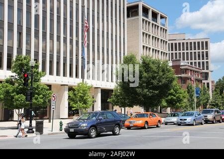 WASHINGTON, STATI UNITI D'AMERICA - Giugno 14, 2013: la gente a piedi dalla Johns Hopkins University campus in Washington, DC, Stati Uniti d'America. Si tratta di un privato americano università di ricerca Foto Stock