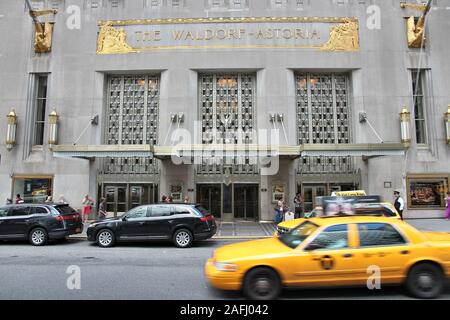 NEW YORK, Stati Uniti d'America - 4 Luglio 2013: la gente visita il Waldorf-Astoria Hotel di New York. Waldorf Astoria è parte di Hilton in tutto il mondo, il gruppo che gestisce Foto Stock