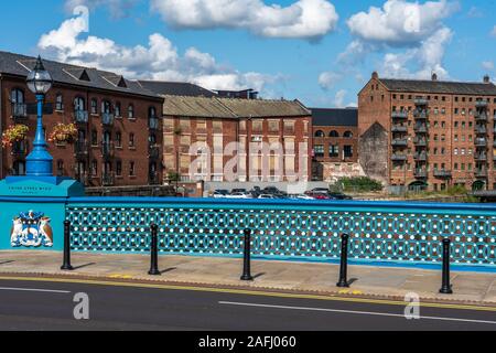 LEEDS, Regno Unito - 13 agosto: questo è Leeds Bridge, uno storico ponte medievale lungo il fiume Aire il 13 agosto 2019 a Leeds Foto Stock