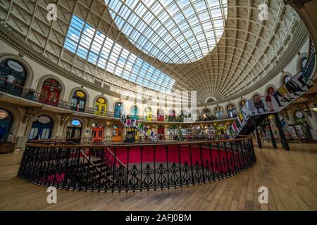 LEEDS, Regno Unito - 13 agosto: Questo è il Corn Exchange building interior, uno storico edificio in stile vittoriano che ora è un boutique hotel in centro per lo shopping Foto Stock