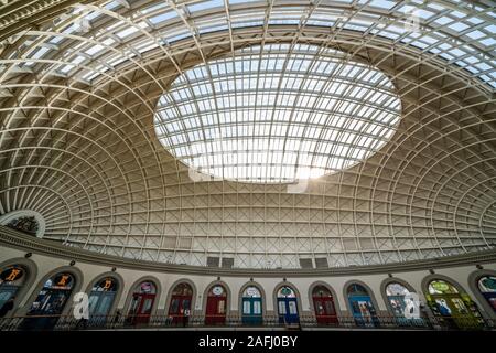 LEEDS, Regno Unito - 13 agosto: questo è l'architettura interna del Corn Exchange edificio, una boutique shopping centre e viaggi popolari dest Foto Stock