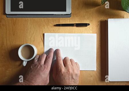 Persona cieca di toccare la lettura di un testo braille su una scrivania in un luogo di lavoro. Accessibilità in classrom concetto. Foto Stock